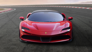 El SF90 Stradale es el primer híbrido eléctrico de Ferrari, y tiene una velocidad máxima de 340 Km/h